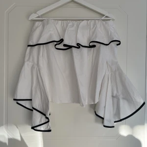 Axellös blus Zara - Axellös blus från Zara med vida armar. Använd fåtal gånger, som ny. Storlek S 