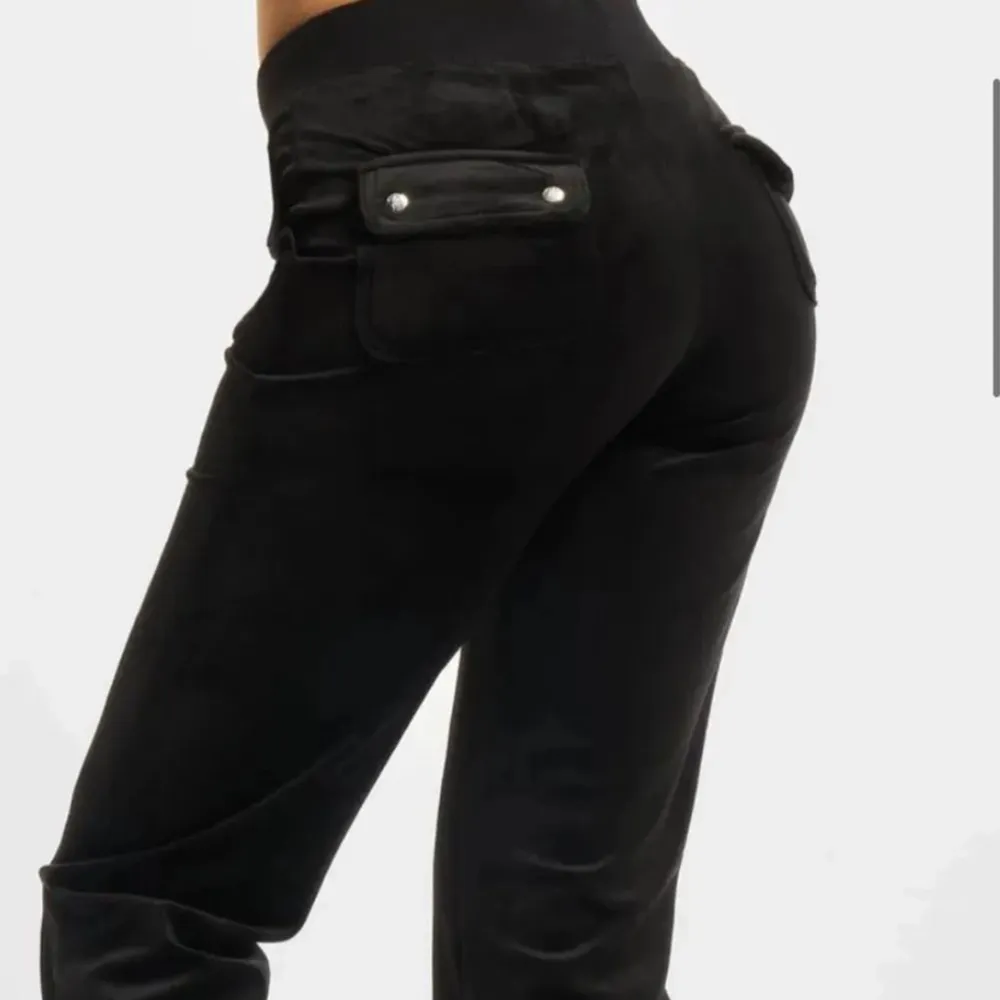 Svarta juicy couture byxor som nästan aldrig kommit till användning. Köpte de på Nelly för 1100kr💕 skriv privat för fler bilder💗. Jeans & Byxor.