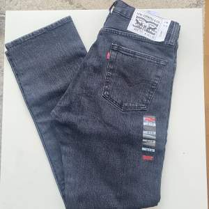 Levis 501 93’ Herrjeans i nyskick med lappar på. Svartgrå jeans, urtvättad svart nyans. Midjemått: 37,5cm  Innerbenslängd: 79,5cm 99% Bomull, 1% Elastan/Stretch