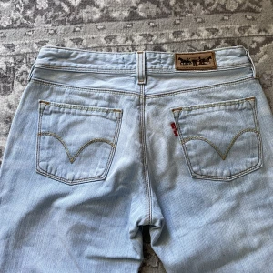 Levis 572 boot cut - Lågmidjade boot cut jeans från Levi’s i modellen 572 boot cut🤍🤍
