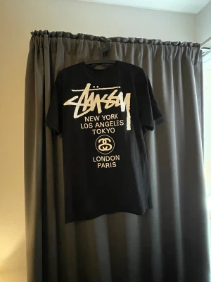 Stussy t shirt - Stussy t shirt i nyskick skulle jag säga. Använd ett fåtal gånger bara! Pris inte hugget i sten