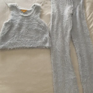Blå mys set-Gina trico - Stickat Byxor med topp från Gina tricot. Väldigt mjuk o nästan oanvänt