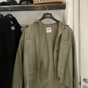 grön vårjacka - säljer min fina tunna gröna jacka som tyvärr inte kommer till användning längre💕💕