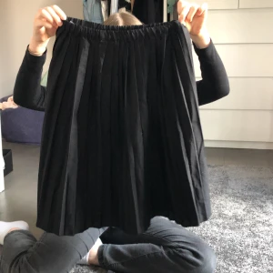 Svart ribbad kjol - Säljer en svart ribbad kjol👌🏻