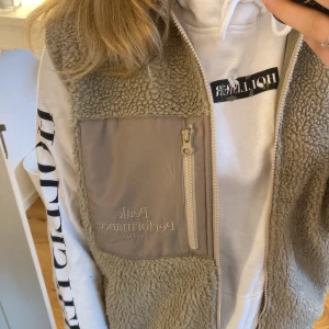 Hoodie Hollister - Säljer min fina Hollisterhoodie då den inte används. Passar jättebra att ha under väst nu till våren. Knappt använd, står large i men passar mig som har 36/Small (stor i storlek)