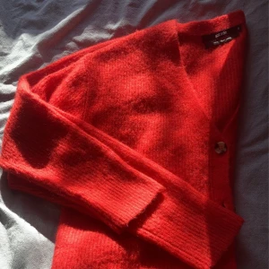 Kofta - Långärmad stickad tröja i storlek s/m.  Extra knapp följer även med