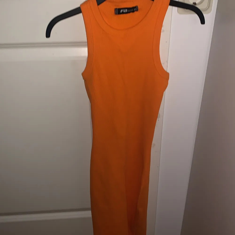 Säljer denna klänningen då jag redan ha så mycket orangea kläder i garderoben. Klänningen är köpt på New Yorker. Materialet är stretchigt🧡. Klänningar.