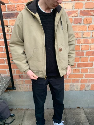 Carhartt jacka - Carhartt jacka, välanvänd men fortf i fint skick. Storlek M. Skriv privat vid frågor eller intresse. Använd inte köp nu funktionen, Köp direkt för 850kr inklusive spårbar frakt. Tack :)