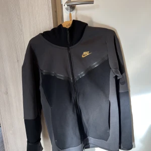 Nike hoodie  - Nike zip hoodie, prislapp kvar! Storlek XS 