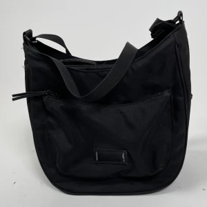 Väska  - Super bra väska från DAY , bra dragkedja så den kan bli lite rymligare !