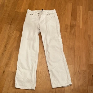 Lågmidjade vita jeans från Zara - Säljer dessa lågmidjade vita jeans från Zara i storlek 32. Jättefint skick köptes 2022 är i modellen ”The indie pant.”