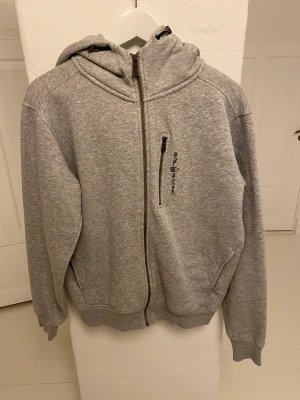 Sail Racing Bowman Zip Hood - Otroligt fräsch och snygg hoodie från sail racing!! Använd några gånger. Inte sliten! Original pris 1500kr. Mitt pris 500kr