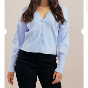 Ljusblå kofta  - En jättefin ljusblå kofta från Chiquelle! Säljer den pga har en likadan💗