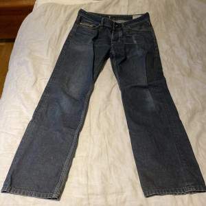Snygga diesel jeans för män, men funkar oxå för kvinnor. Wide o är för långa på mig (172cm)