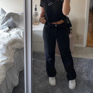 Jeans från Bershka - Väl använda jeans som inte kommer till användning längre. (har vikt upp dom på bilden då dom e lite långa för mig) Köparen står för frakt! Storlek 38 men dom är väldigt små i storleken!