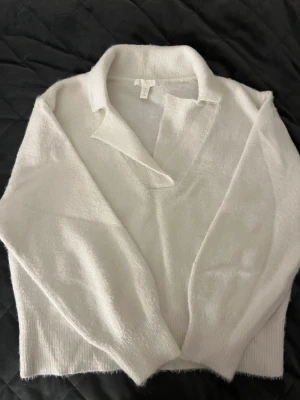 Stickad tröja från H&M - Stickad tröja från hm, storlek M, 80kr Köparen står för frakt!