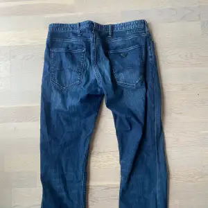 Blå emporio armani jeans i storlek 33/34 (us 9.5). Ej använda på 2 år och är fortfarande i bra skick. Köptes i NK Stockholm.