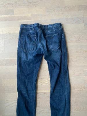 Emporio Armani Jeans - Blå emporio armani jeans i storlek 33/34 (us 9.5). Ej använda på 2 år och är fortfarande i bra skick. Köptes i NK Stockholm.