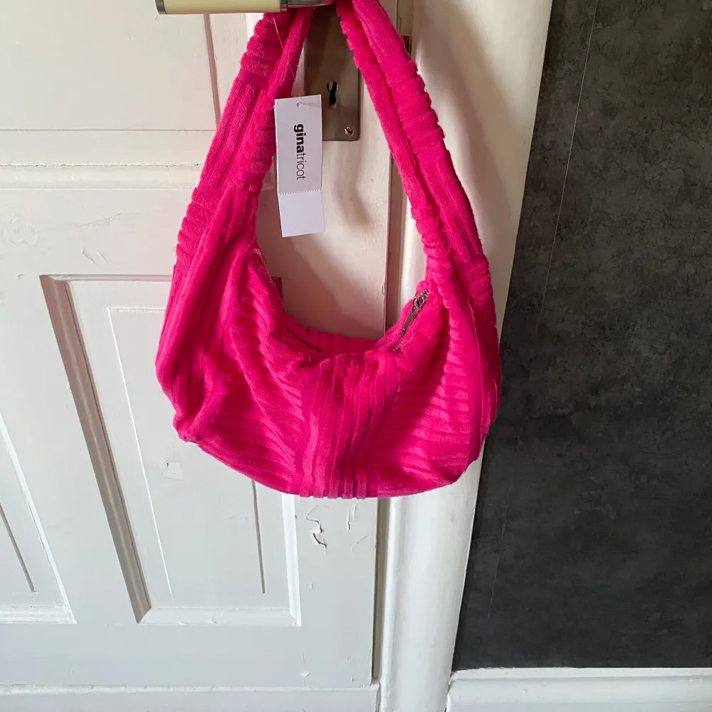 Helt ny rosa väska från Gina Tricot . Väskor.