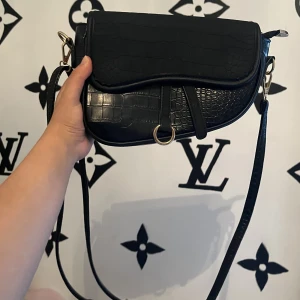 Väska - Snygg väska, knappt använd o i jättebra skick! Man kan fixa längden på banden🤍