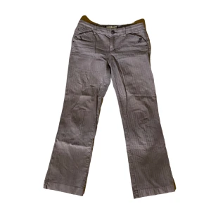 Esprit byxor - Snygga byxor från esprit med fina fickor på rumpan Midjemått 80cm Innerbenslängd 75cm