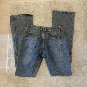 Low waist jeans - Säljer dessa jeans från brandy Melville då de inte passar mig längre. Jag är 167 cm och det är lite för långa på mig. 