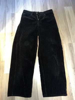Mocka jeans - Säljer mina mocka svarta jeans. Dom är från Lee. W24, L31  Bra skick och välidgt fina! Står inte för frakten. Pris:300kr