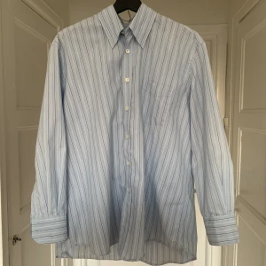 OUR LEGACY SKJORTA - Our legacy skjorta med oversized fit. Bra skick, endast använda ett fåtal gånger. Storlek XS men sitter mer som S/M.   Hör av dig om du undrar över något:)