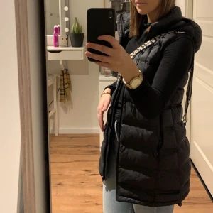 Lång svart väst - Jag säljer min långa väst från zara pågrund av att den inte kommer till användning längre. Den har bra skick och är använd ett fåtal gånger💖