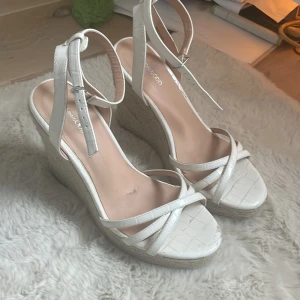 Klackar - Superfina klackar, perfekta till sommaren, student/skolavslutning/midsommar osv. Dom är i strl 39. Säljer dom pga att dom aldrig används, är använda 1 gång. Gör rent dom innan de skickas, skriv för om ni har några frågor/ funderingar.❤️❤️