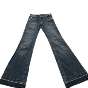 Lågmidjade jeans - Superfina lågmidjade jeans i bootcut modell köpta på plick! Står m/s på lappen men är mer som xs💗 Midja: 65 cm Innerbenslängd: 71 cm