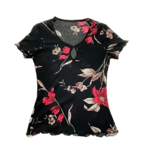 Mesh topp - Superfin blommig mesh topp köpt på humana💗