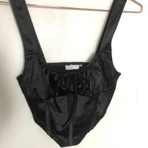 Crop top  - Svart corset liknande topp i storlek 32. Använd men i mycket bra skick.