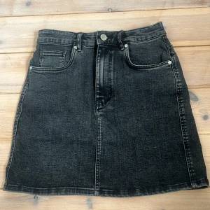 Jeanskjol - Jättefin svart jeanskjol från zara i storlek S. Köparen står för frakten