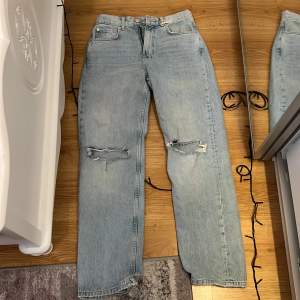 Jeans från Gina tricot som är använda 1 gång.