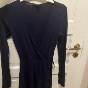Fin omlottklänning! - Fin omlottklänning med långärm, knyts i sidan! Är redan ihopsydd så kan ej öppna sig! Kobolt/marinblå färg! I supersjuk härlig trikå!