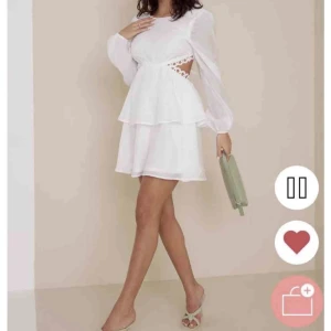 Slutsåld student klänning💕 - Säljer nu den här super fina student klänningen från Nelly då jag tog fel storlek! Den är använd 1 gång och är i nyskick, den är även slutsåld så den går inte att hitta annars💕