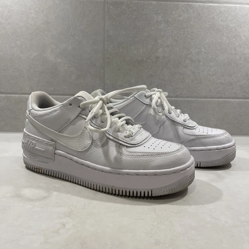 Nike Air Force 1 storlek 37,5. Använda fåtal gånger. Kan mötas upp i Malmö eller Göteborg. . Skor.