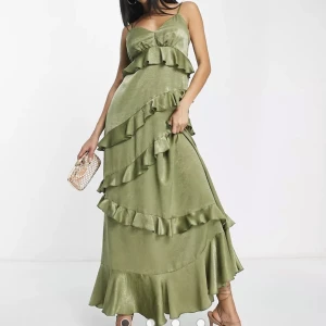 Ny klänning! - Jättefin långklänning från ASOS. Köpt tänkt som balklänning och hade passat perfekt till det! Säljes endast pga strul med retur. Aldrig använd, endast provad. Storlek 42, med resår under bysten så passar en storlek större också. Köpt för 859kr.