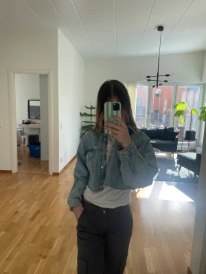 Kort blå jeansjacka - Blå, kort jeansjacka som passar perfekt nu till våren! Säljer då den inte kommit till användning och behöver lite mer plats i garderoben🫶