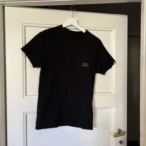 Vans t-shirt - Svart t-shirt från vans. Tjock i materialet och nice passform.