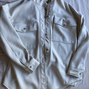 Vår jacka - Vårjacka i bra skick finns dock en liten fläck av smink som man inte märker av (kan sckika bild) säljs billigt då den inte används 