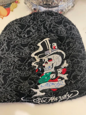Ed Hardy mössa - Snygg edhardy mössa som e köpt på plick Inga skador på mössan elr ngt fel på den