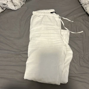 Linnebyxor från bikbok - Storlek 38, endast använd 1 dag pga för stora för mig. Jättefina