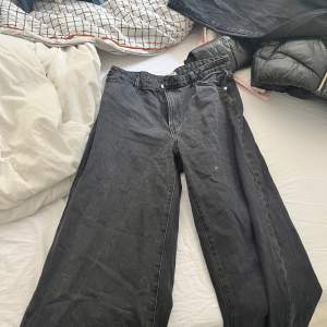 Svarta jeans från Lindex kommer inte till användning längre🫶🏻👌🏼