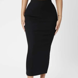 Svart ribbad kjol i petite xxs från shein  - Använd fåtal gånger, ribbad i storlek petite xxs. Kom dm för frågor eller bilder