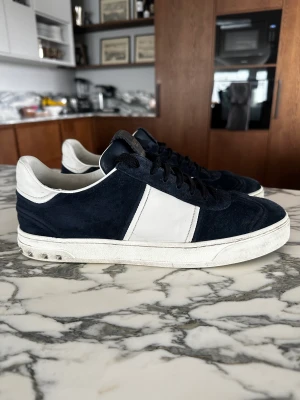 Valentino flycrew - Superfina flycrew i strl 42, lite stora i strl. Marinblå. Alla bitar kvar. 