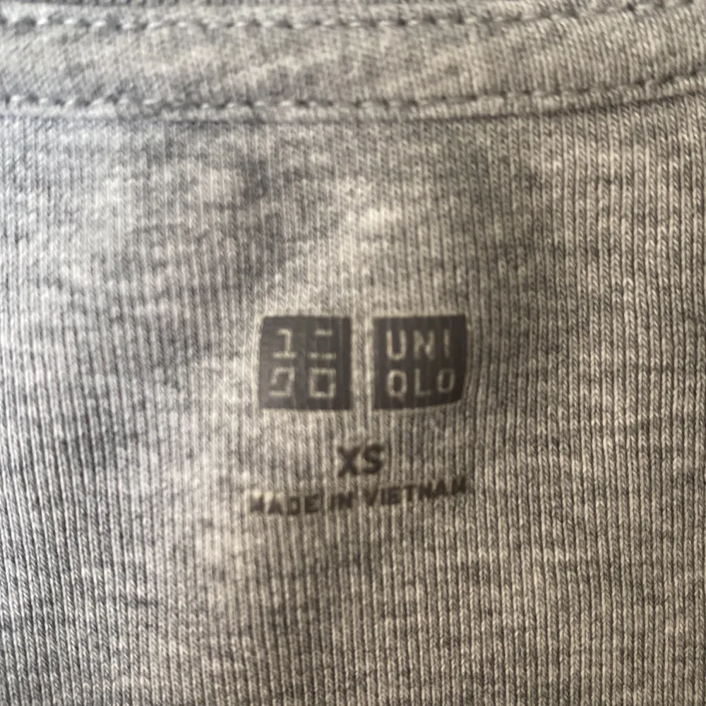Super fin grå tröja från Uniqlo i storlek xs. Den är knappt använd 💓💓. Toppar.