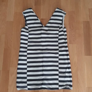 Sisley klänning  - Svart och vit klänning. Säljer saker pga flytt. Kan träffas på Ulriksdals station.