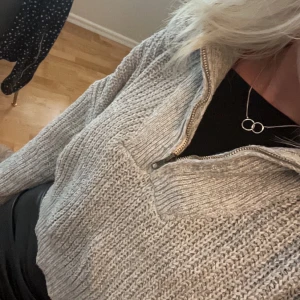 Tröja  - En stickad tröja som är i nyskick, passar till allt!